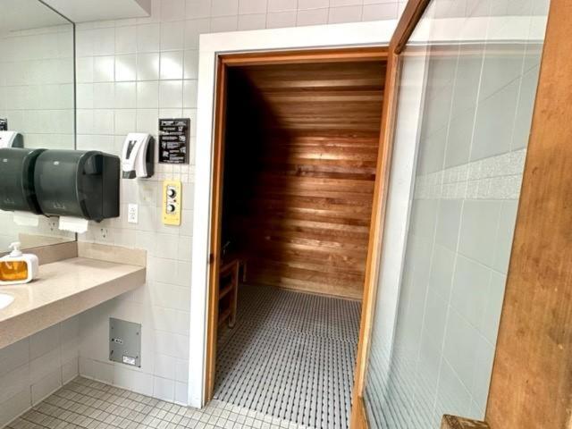 Beautifully Renovated Summer Of 2020 Come And Enjoy This Lovely Unit 基韋斯特 外观 照片